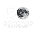 Logotipo para el estudio de tatuajes 50 Sombras, que incluye el n&uacute;mero 5, una ilustraci&oacute;n detallada de la luna y el nombre