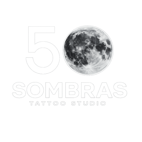 Logotipo para el estudio de tatuajes 50 Sombras, que incluye el número 5, una ilustración detallada de la luna y el nombre