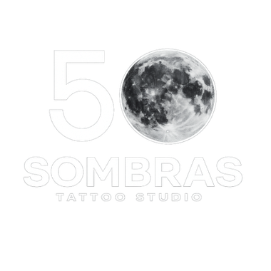 Logotipo para el estudio de tatuajes 50 Sombras, que incluye el n&uacute;mero 5, una ilustraci&oacute;n detallada de la luna y el nombre
