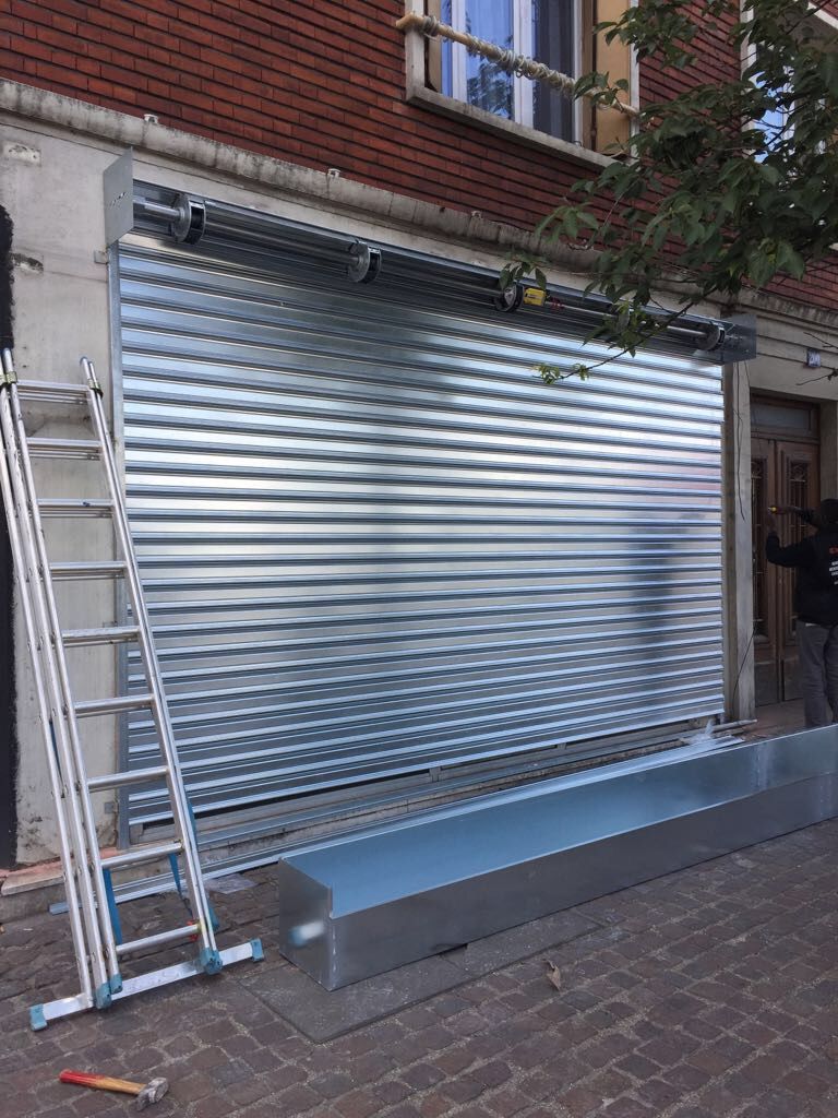 Pose de rideau métallique