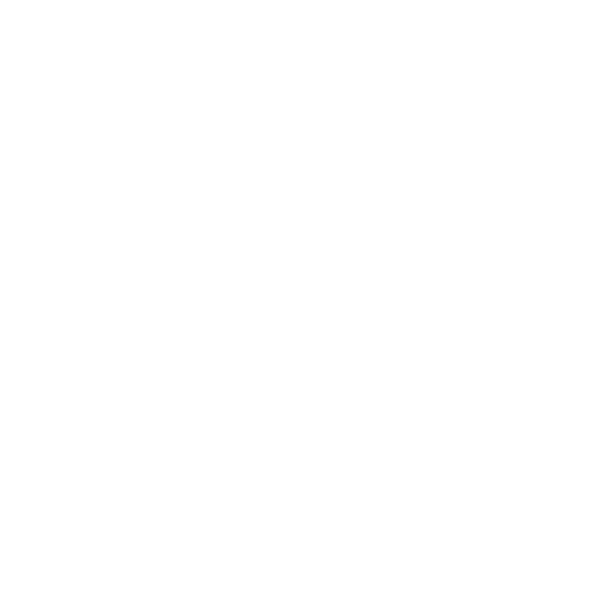 Un pequeño cangrejo ermitaño rayado y de colores vivos emerge de una concha marina en espiral en una playa de arena.