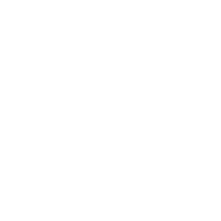 Vista de cerca de un gran candado de hierro, desgastado y oxidado, fijado a una puerta o verja de metal.