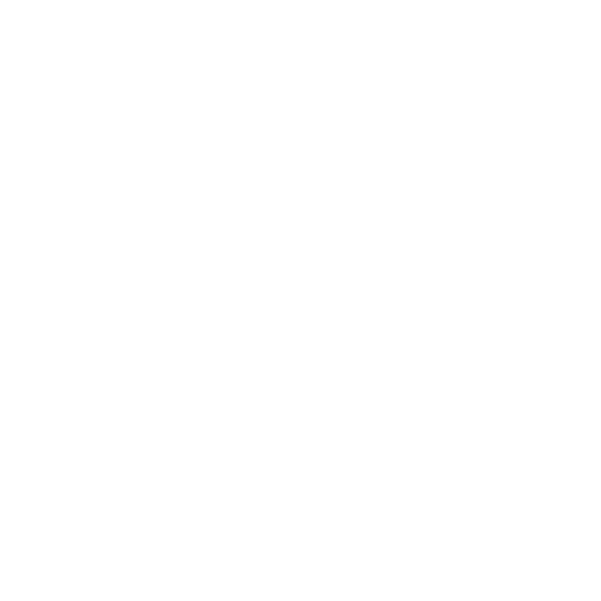 Un trofeo de tono plateado con una figura femenina esculpida y detallada, de pie sobre un globo terráqueo, sobre una base alta de madera oscura.