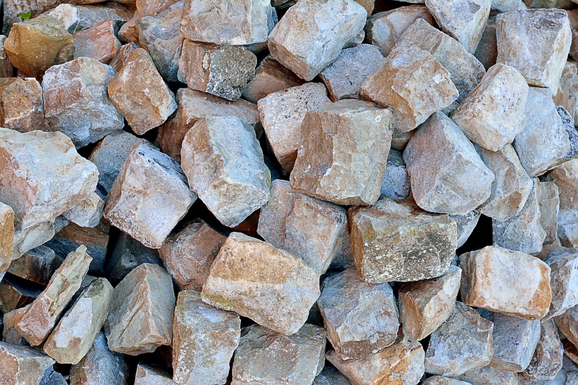 Tas de pierres décoratives de couleur brun clair et grise.