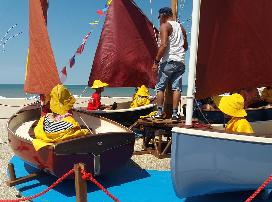 Manège avec petit bateau
