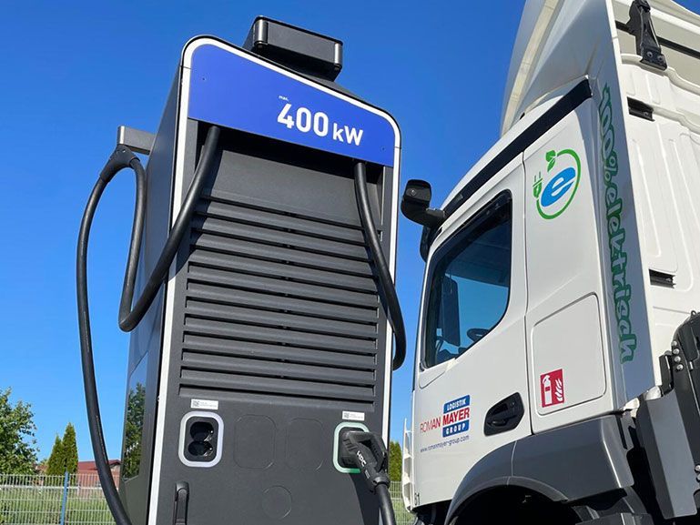 Ein LKW wird an einer 400-kW-Ladestation aufgeladen
