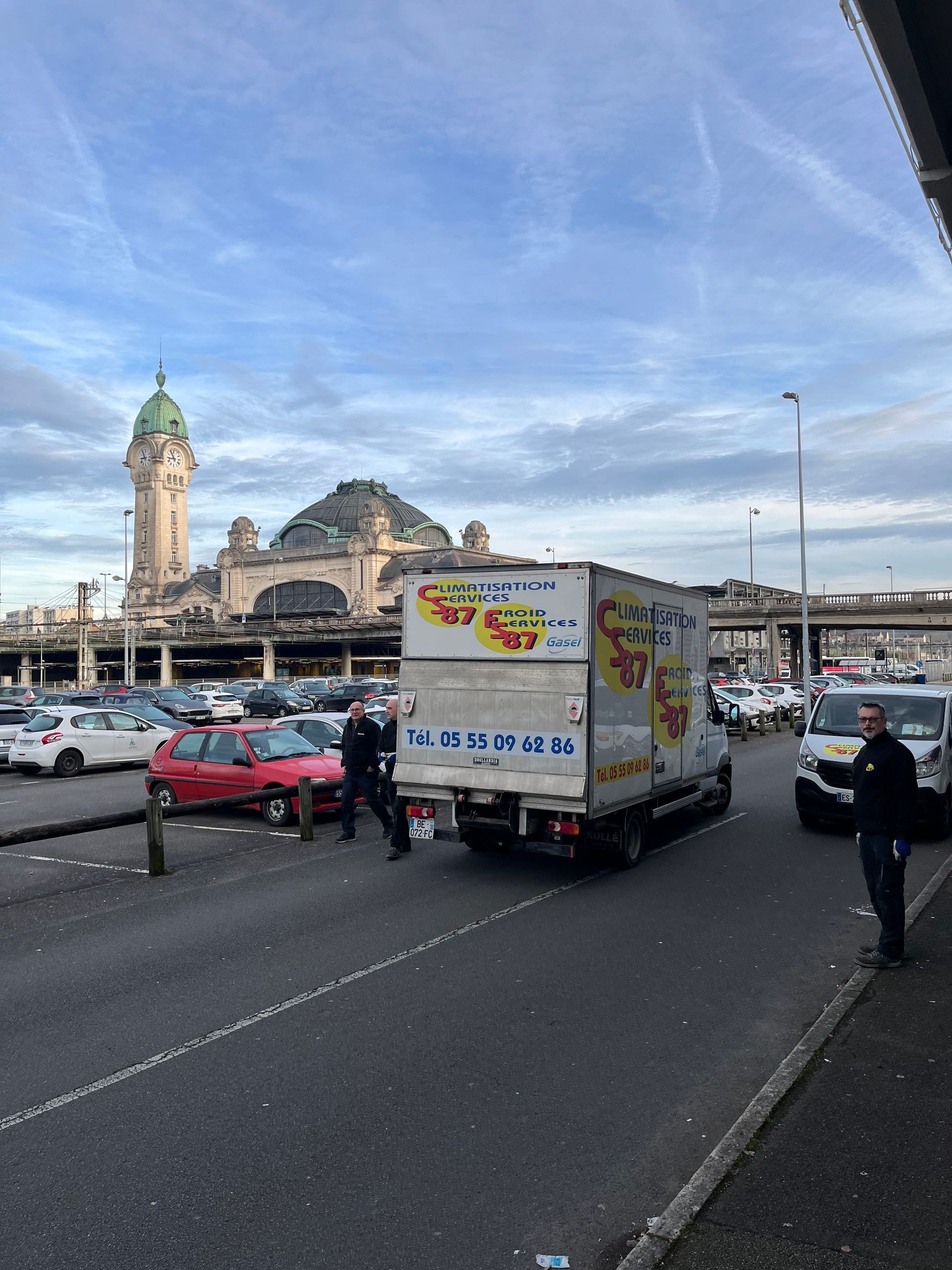 Levage d'un groupe extérieur près de la gare de Limoges