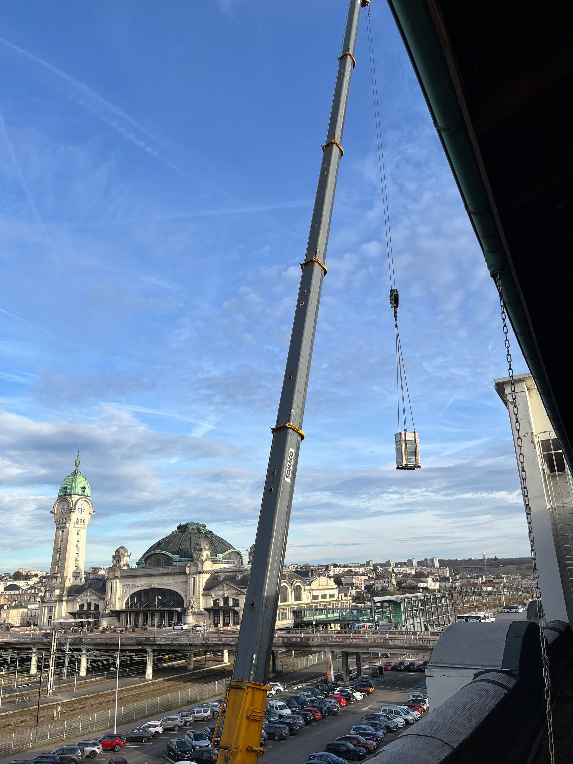 Grutage de matériel près de la gare de Limoges