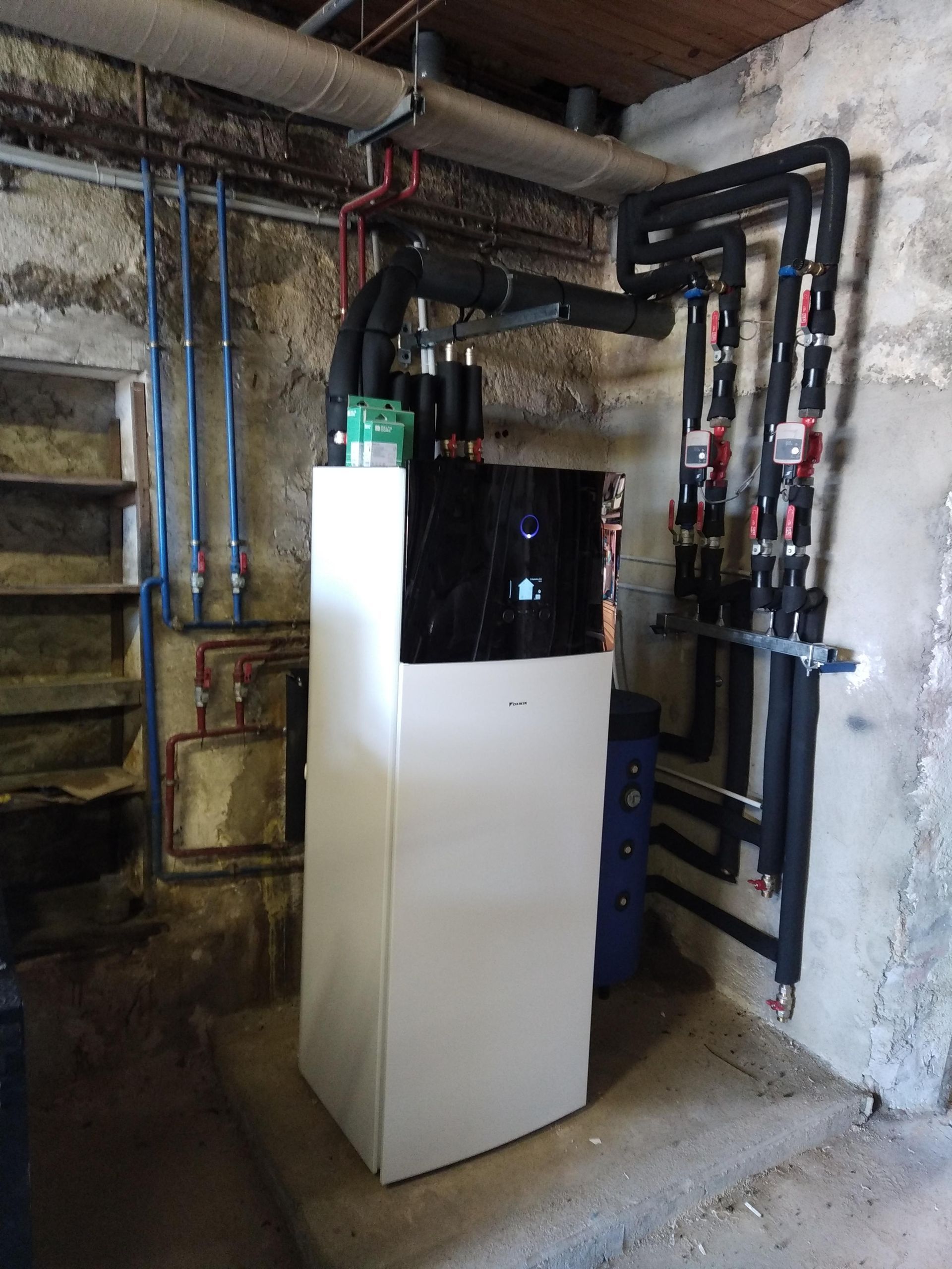 Pompe à chaleur moderne dans un sous-sol