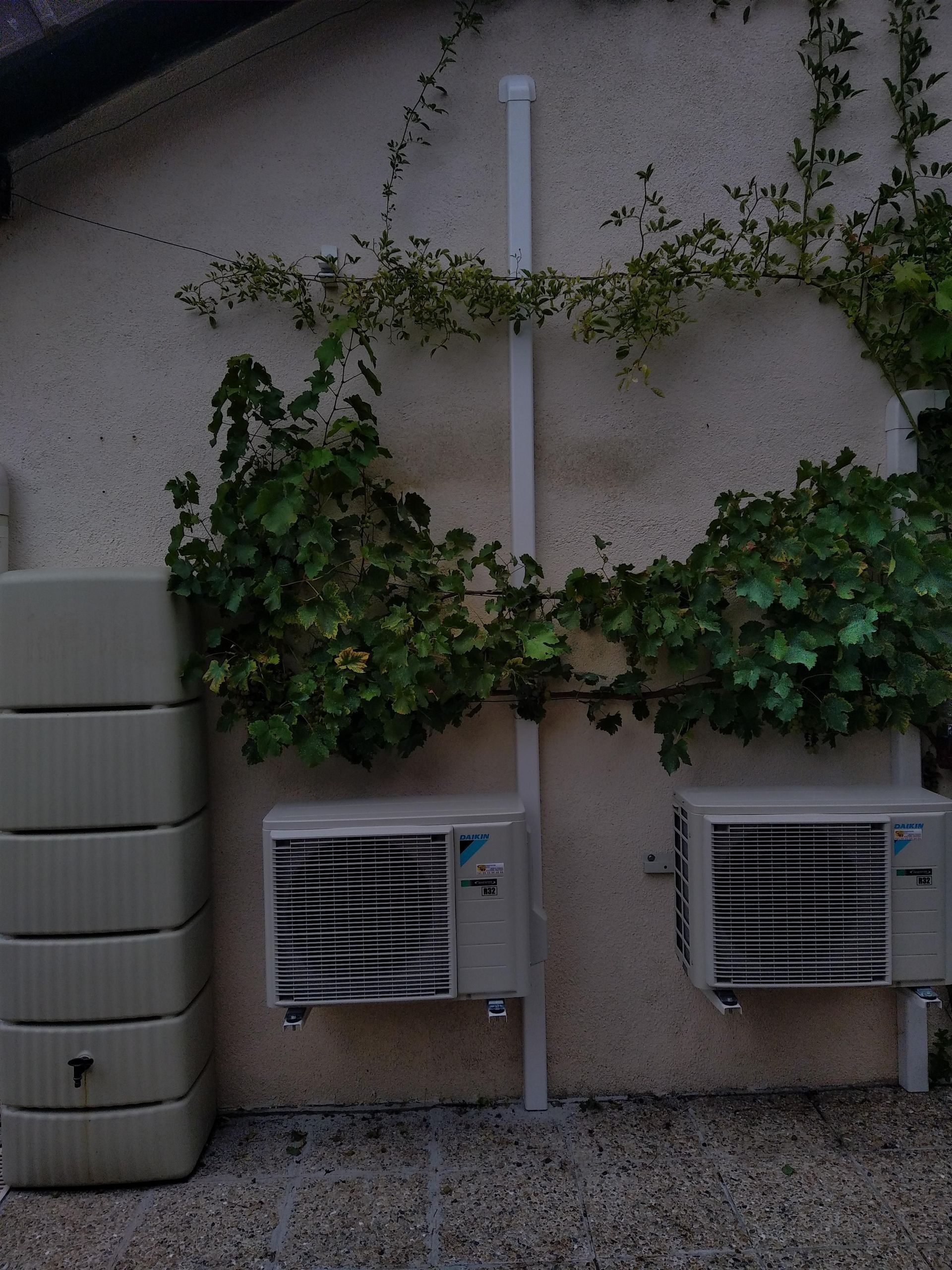Deux unités extérieures d'une pompe à chaleur