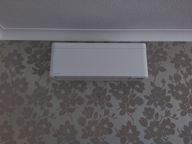 Console de climatisation au mur