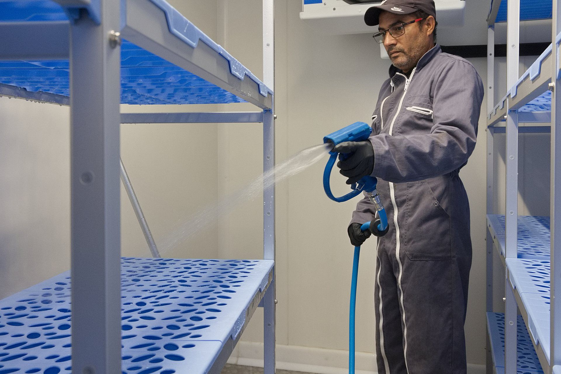Technicien de SHRA désinfectant une chambre froide