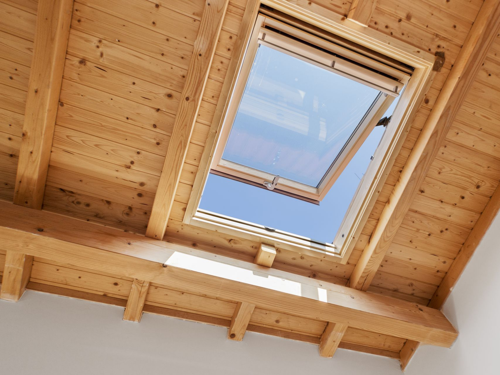 Plafond en bois avec une fenêtre de toit