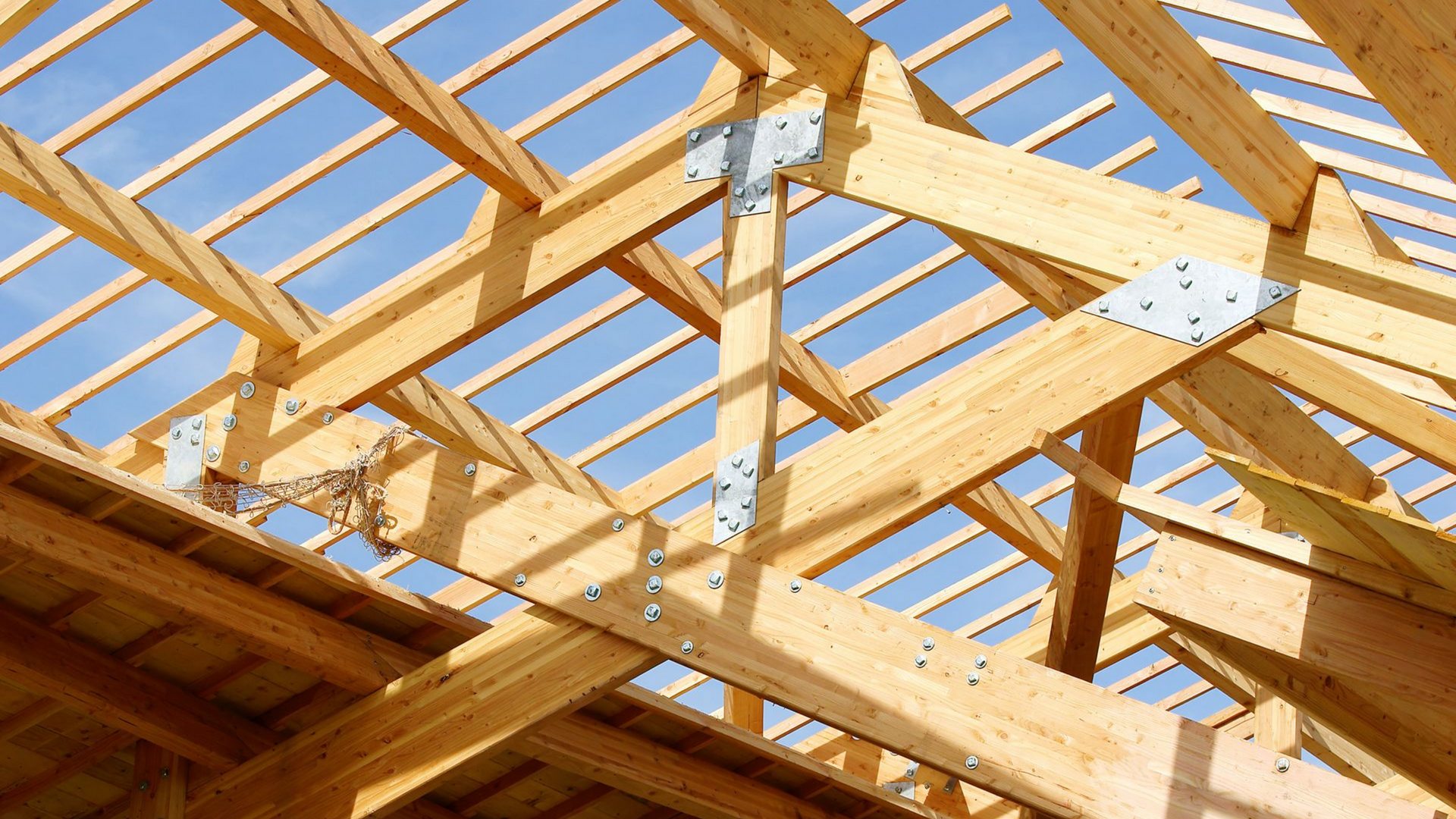 Charpente de toit en bois en cours de construction
