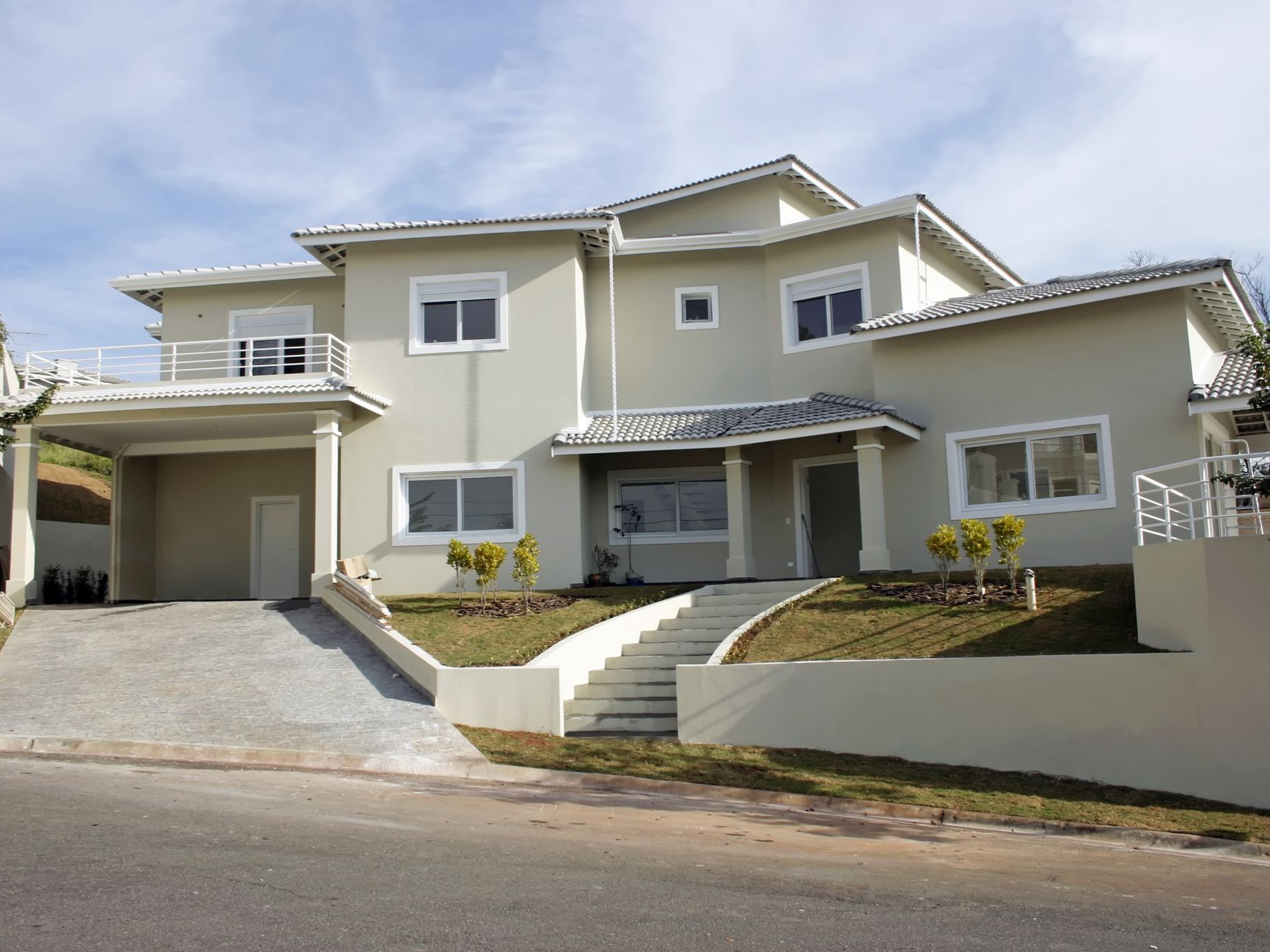 Grande maison beige avec une façade propre