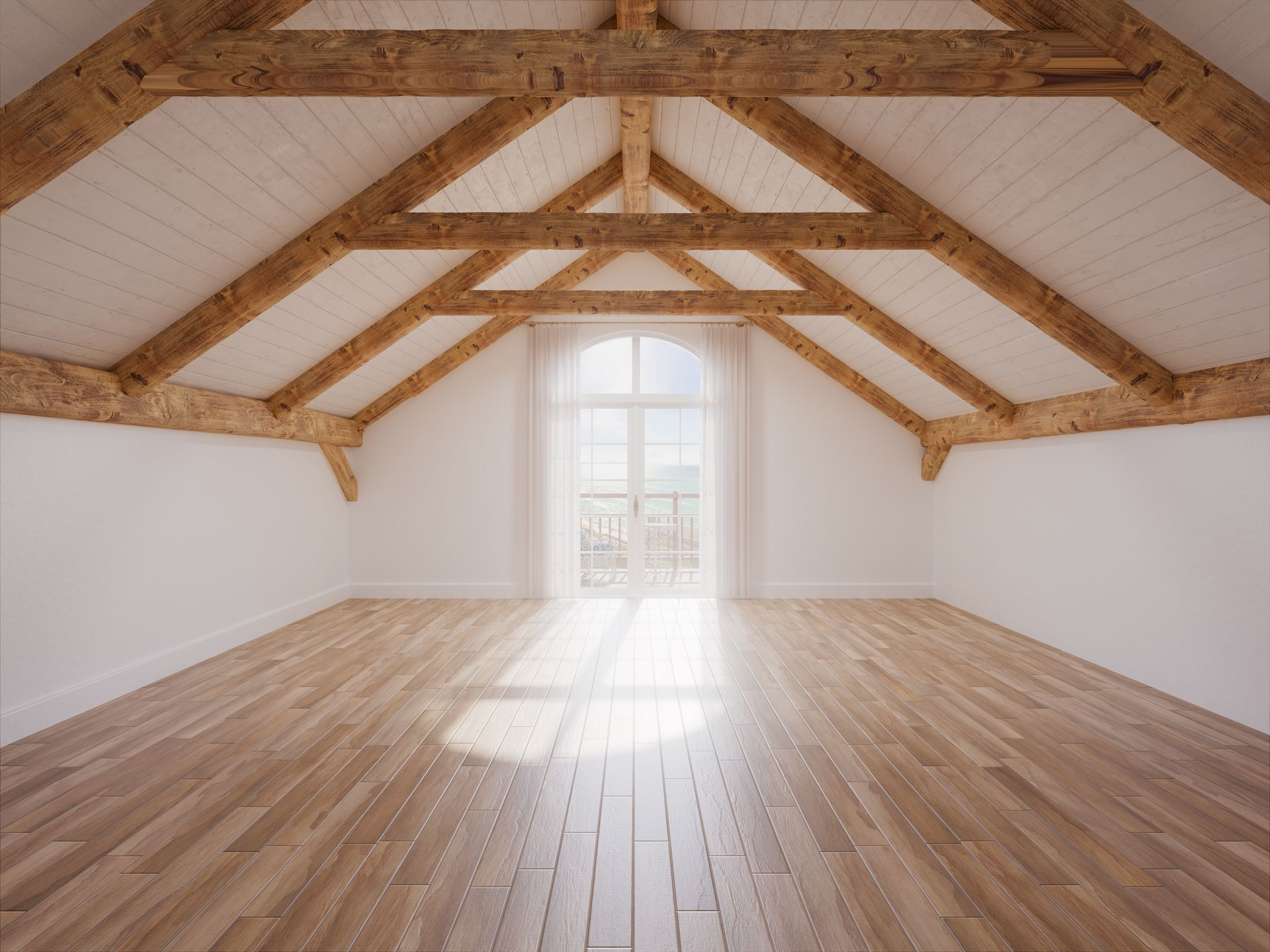 Combles aménagés avec poutre en bois dans une pièce vide
