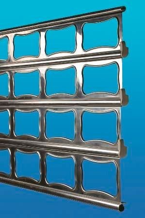 Un primer plano de una persiana enrollable de acero inoxidable sobre un fondo azul.