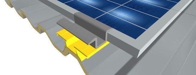 Un primer plano de un panel solar en un techo.
