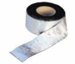 Un rollo de cinta de papel de aluminio sobre un fondo blanco.