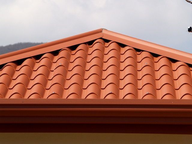 Un techo de tejas rojas con forma de triángulo