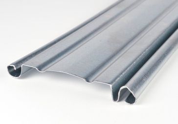 Un primer plano de una lámina de metal sobre una superficie blanca.