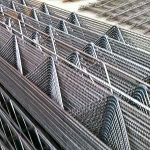 Un montón de barras de metal apiladas una encima de otra.