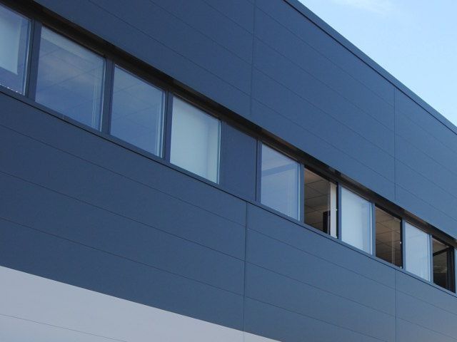 Un edificio con muchas ventanas.