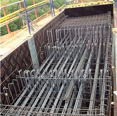 Un montón de barras de metal están apiladas una encima de otra