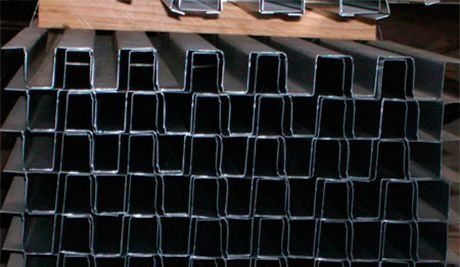 Un montón de tubos de metal están apilados uno encima del otro