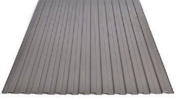 Un primer plano de una chapa ondulada sobre un fondo blanco.