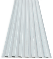 Un primer plano de un techo de metal corrugado blanco sobre un fondo blanco.