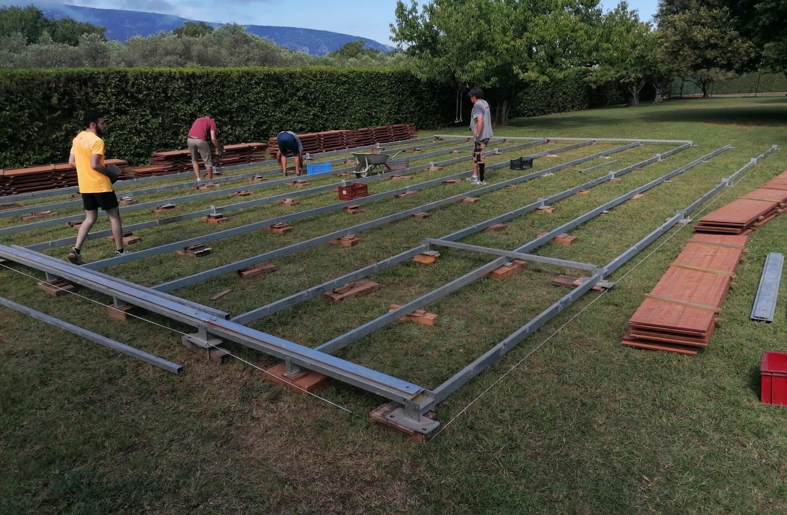Des personnes construisent un plancher flottant pour un évènement