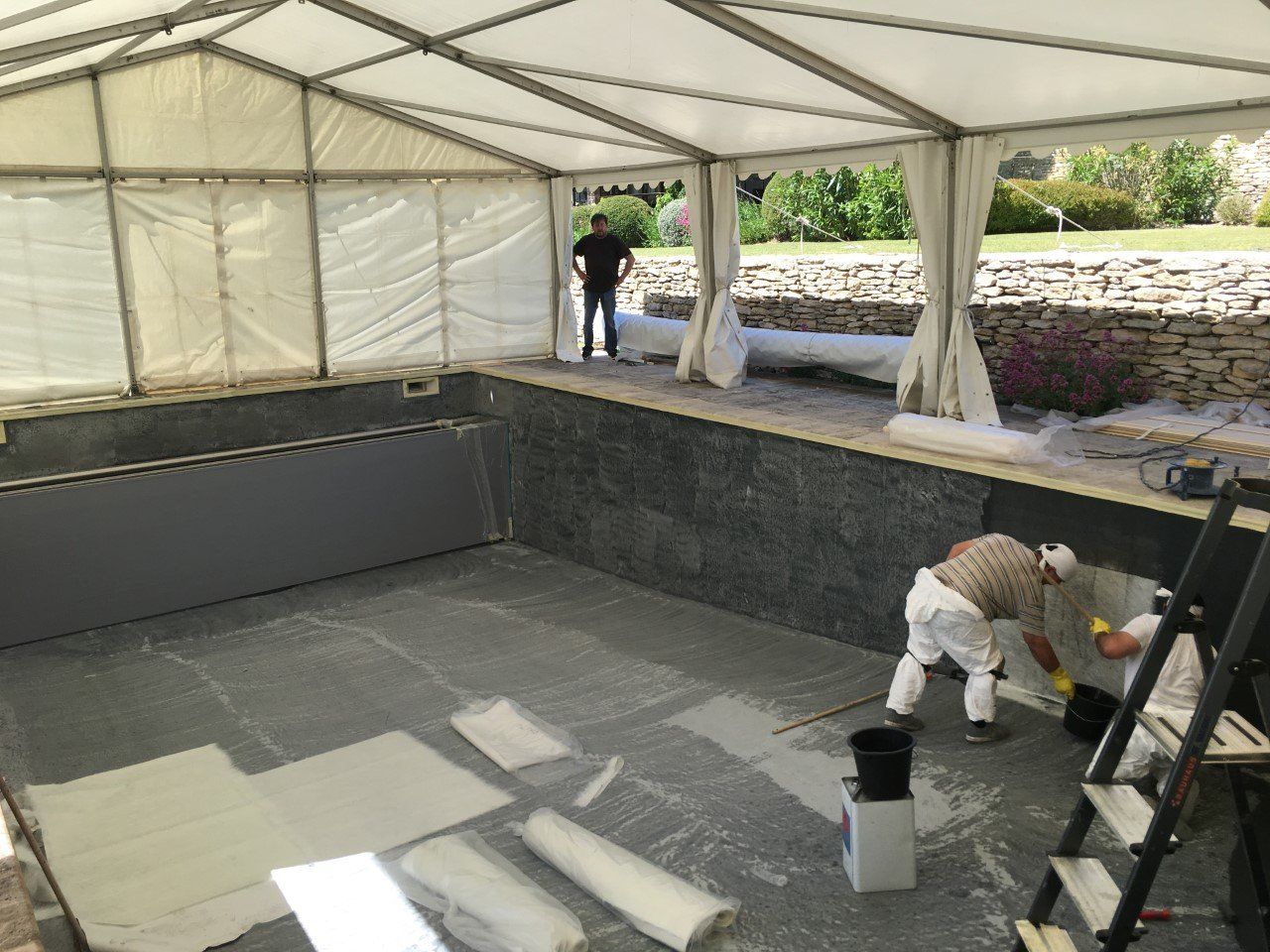 Installation tente au dessus d'une piscine en rénovation
