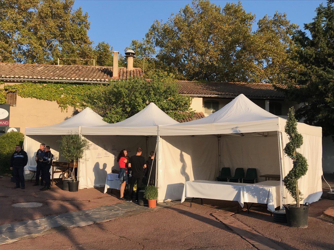 Stands pliables 4X4M (Journée de la gastronomie à Eyguières)
