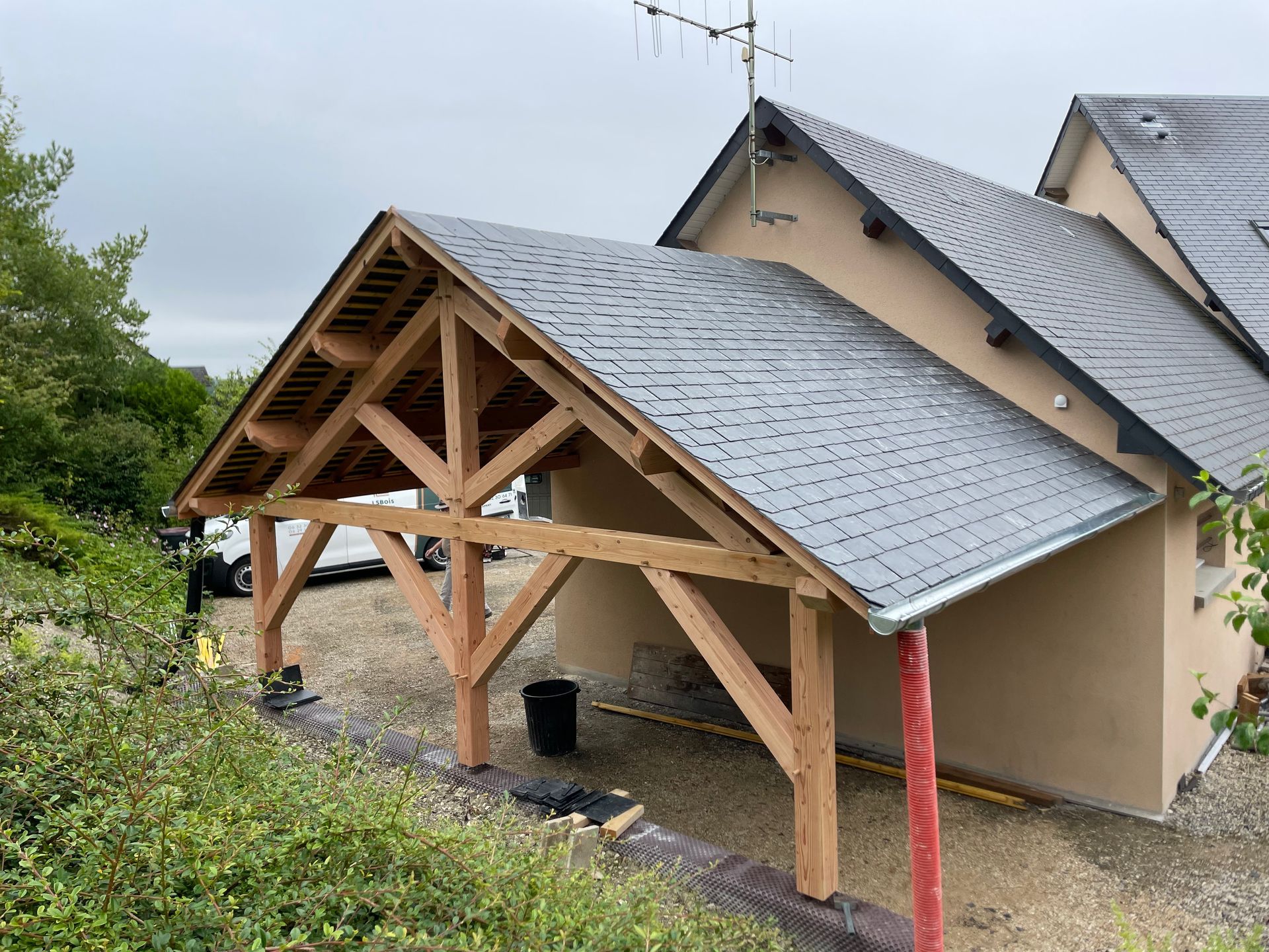 Préau avec charpente bois et couverture ardoise