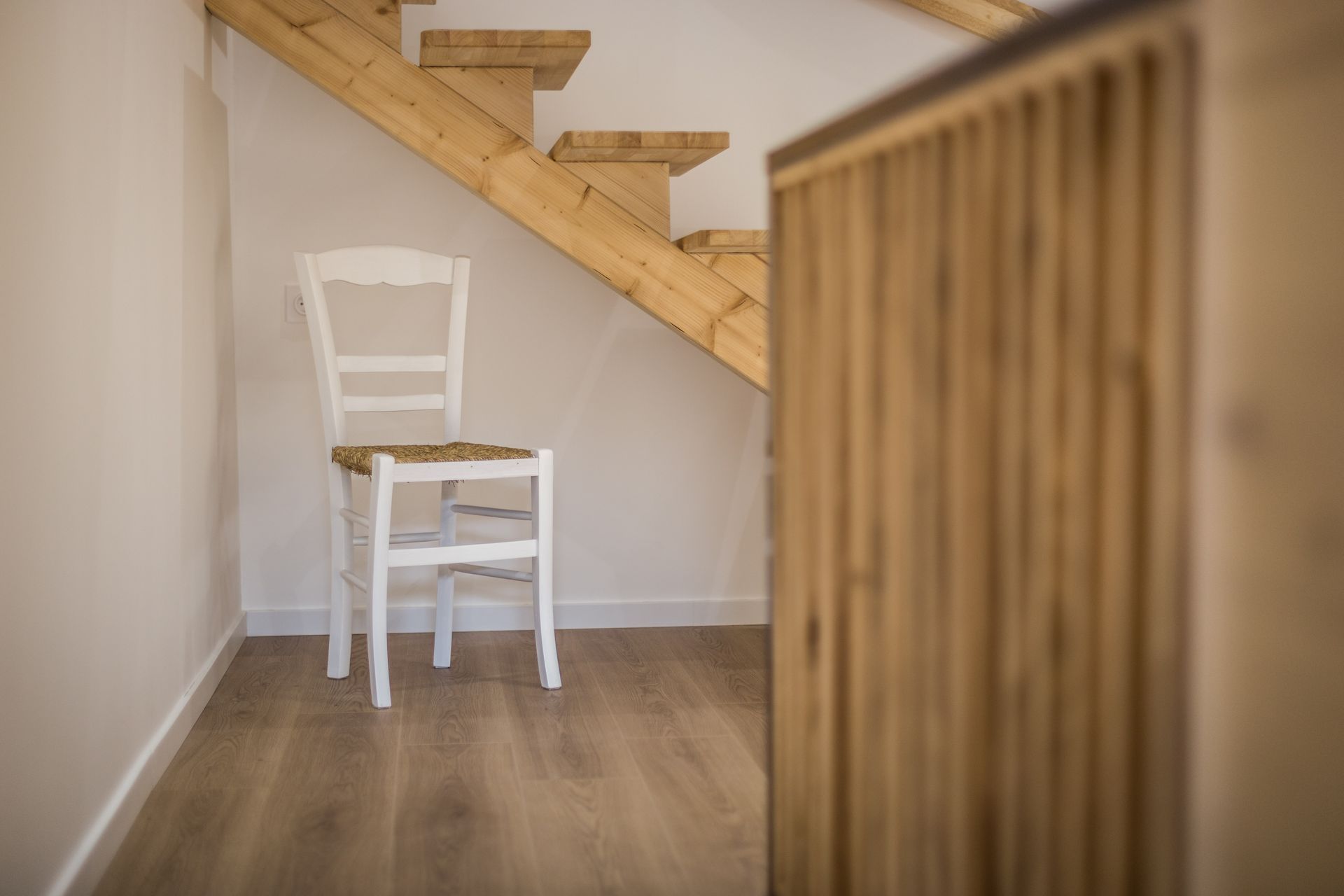 Chaise sous un escalier