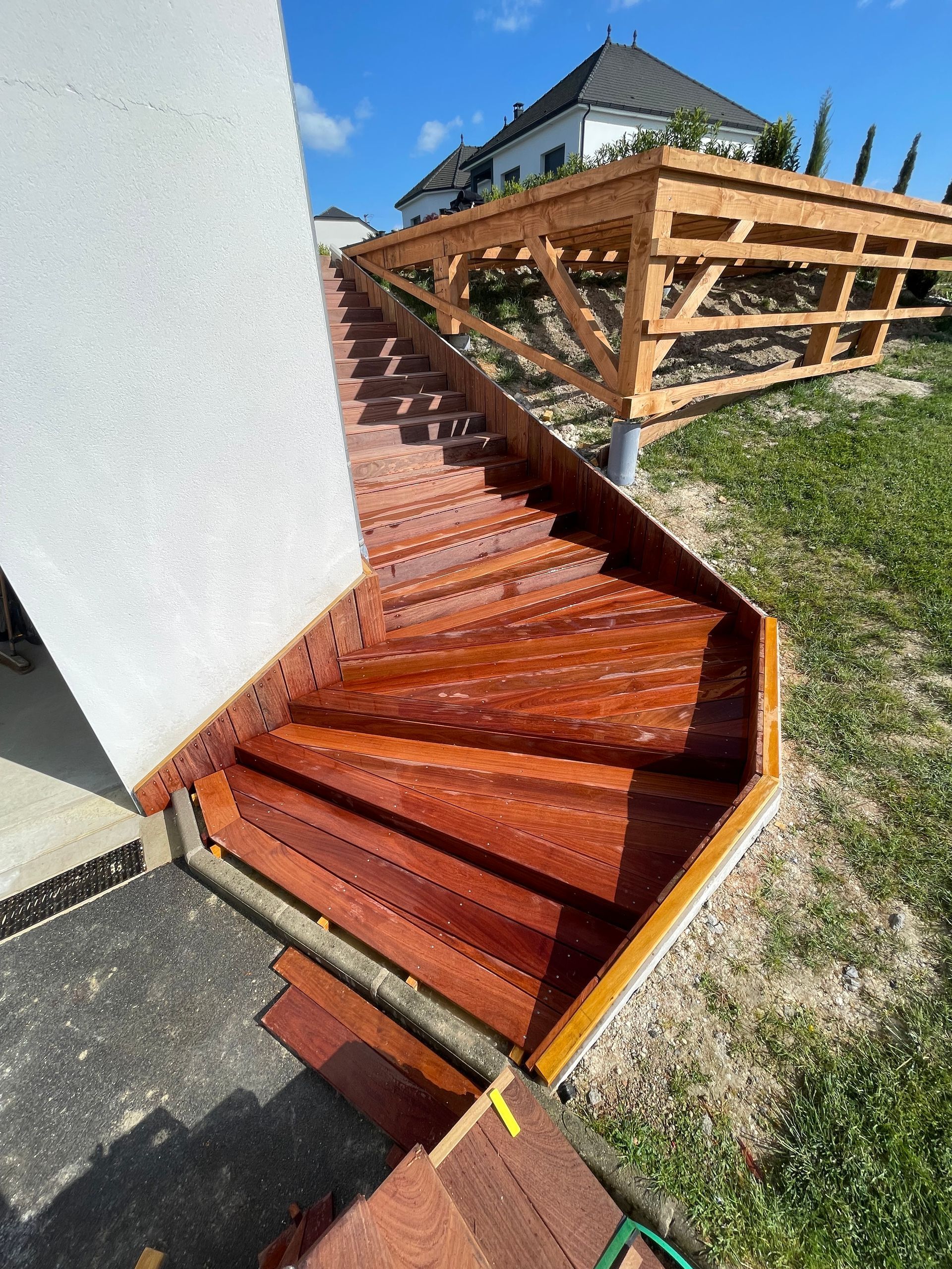 Escaliers menant vers une terrasse