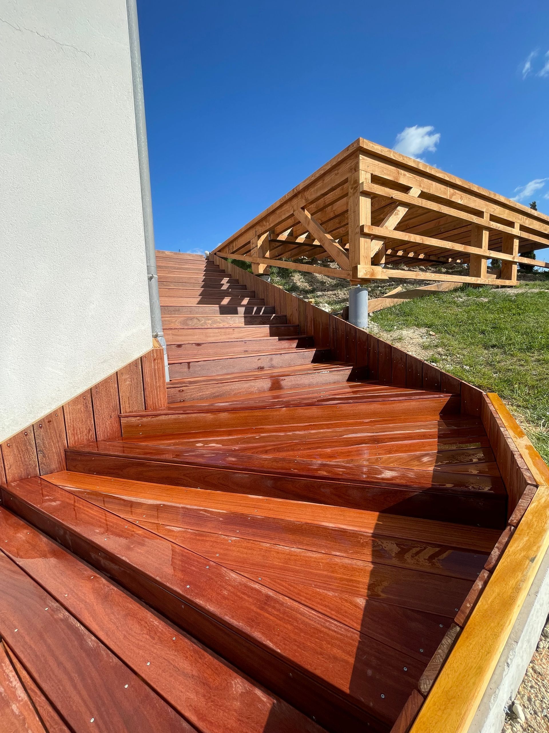 Escaliers en bois menant vers une terrasse