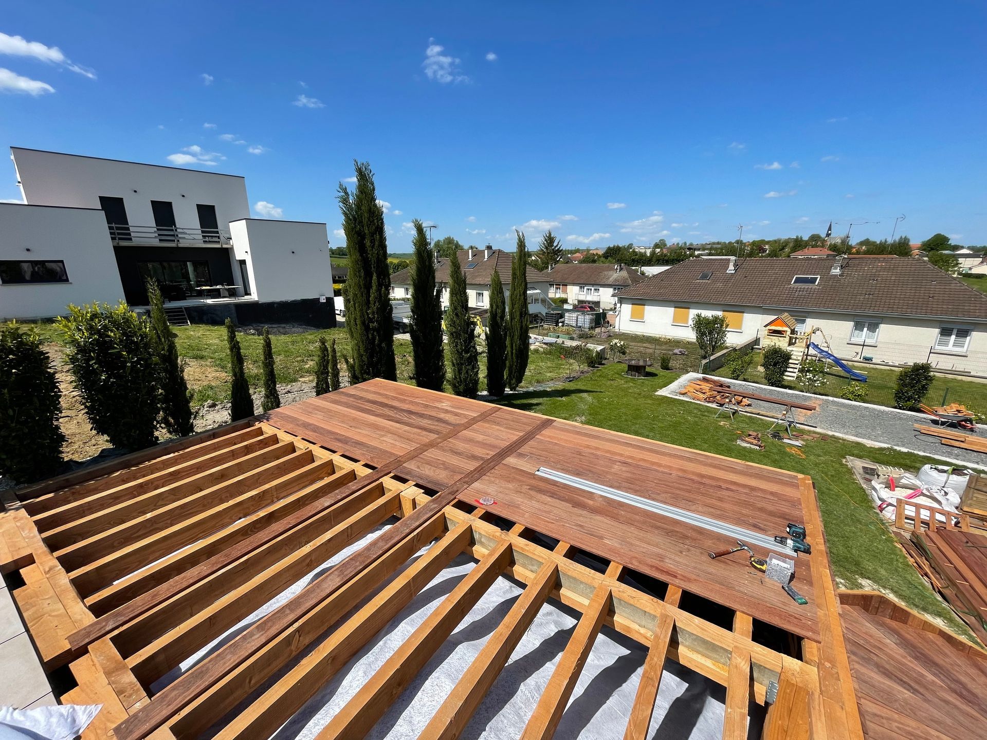 Construction terrasse en bois avec escaliers