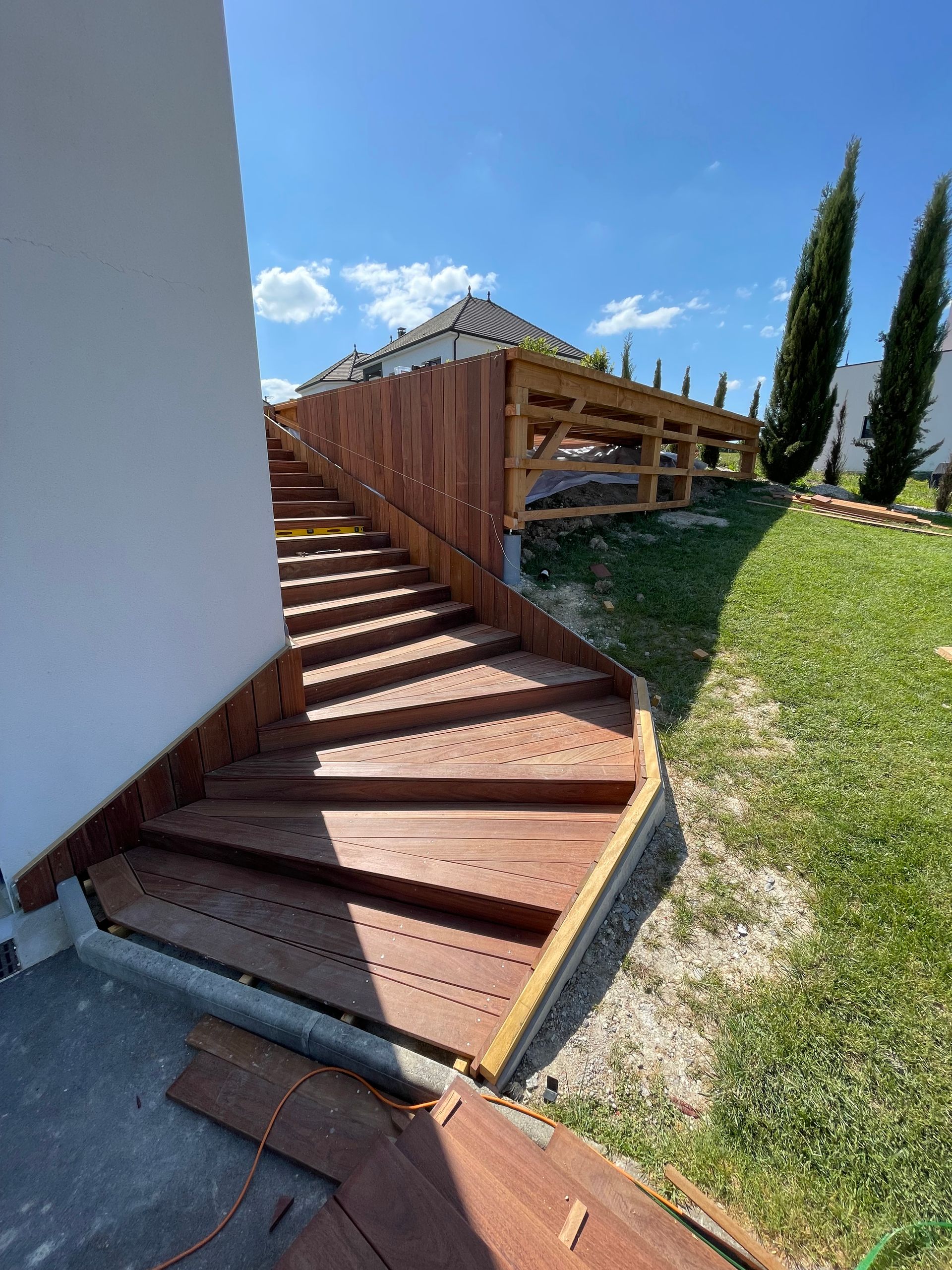 Escaliers en bois menant vers une terrasse en bois
