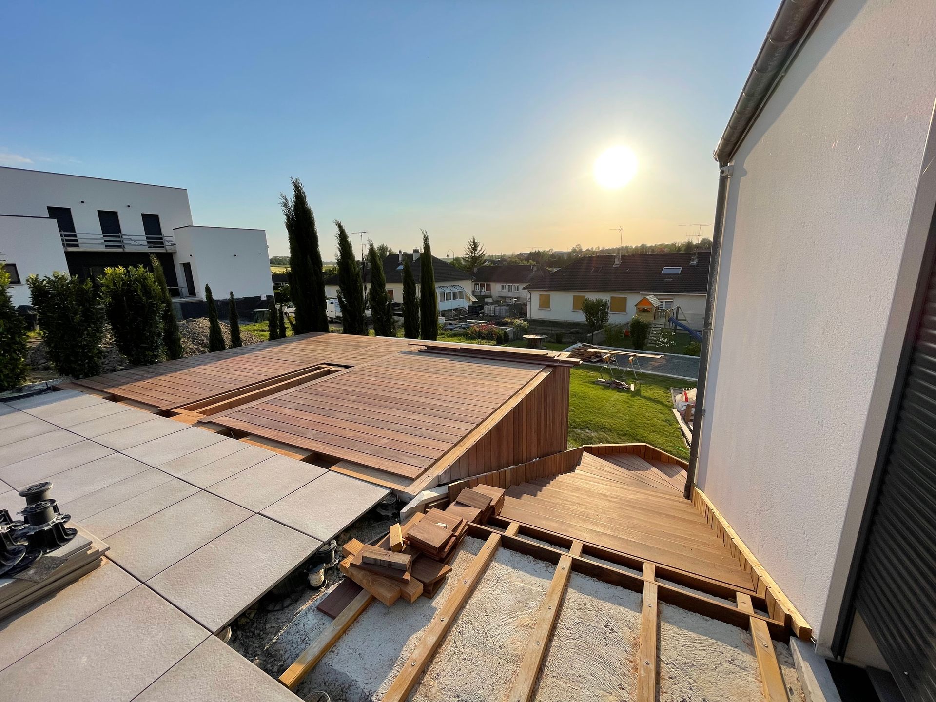 Construction d'une terrasse en bois avec des escaliers