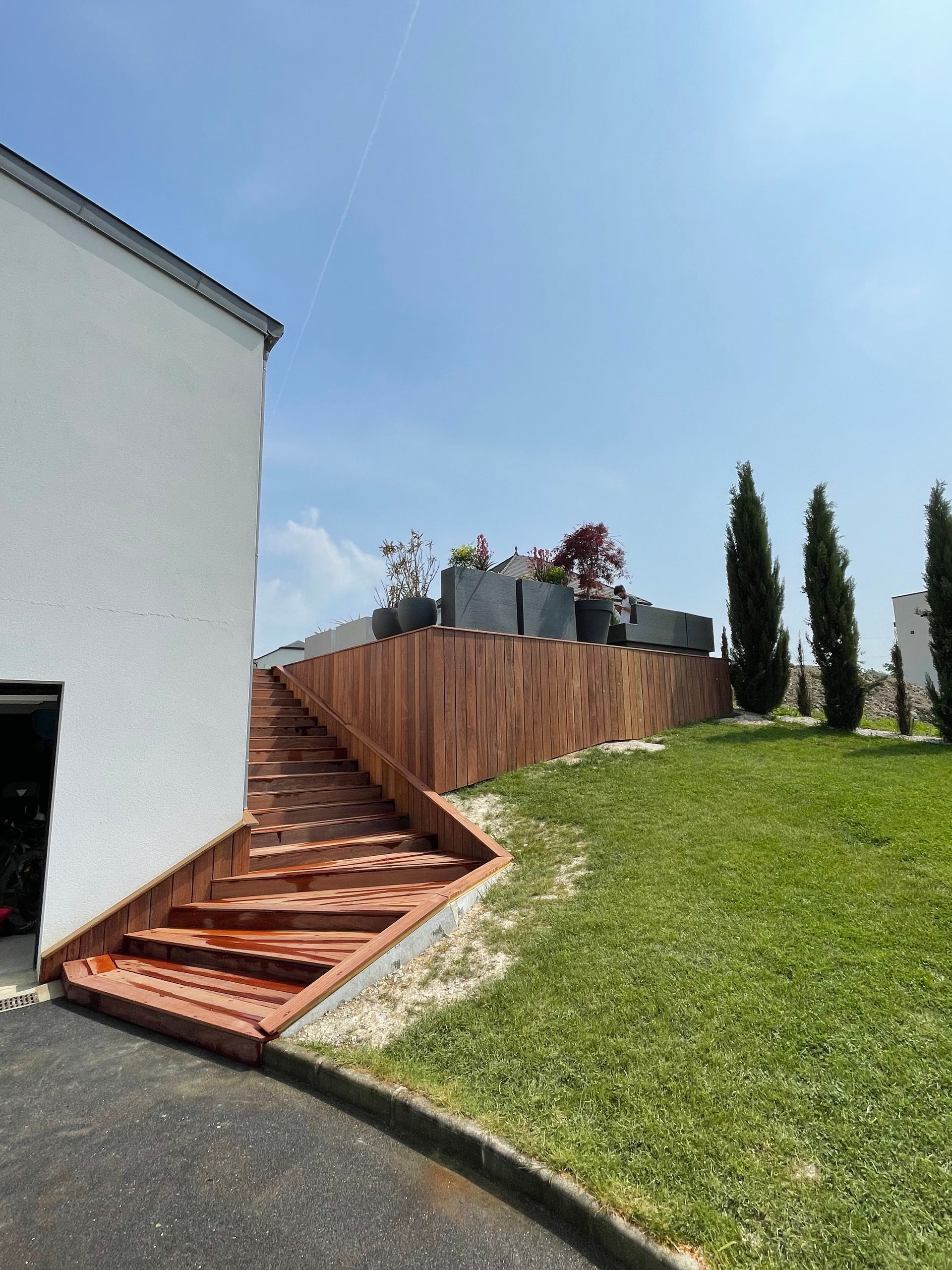 Escaliers en bois pour accéder à une terrasse