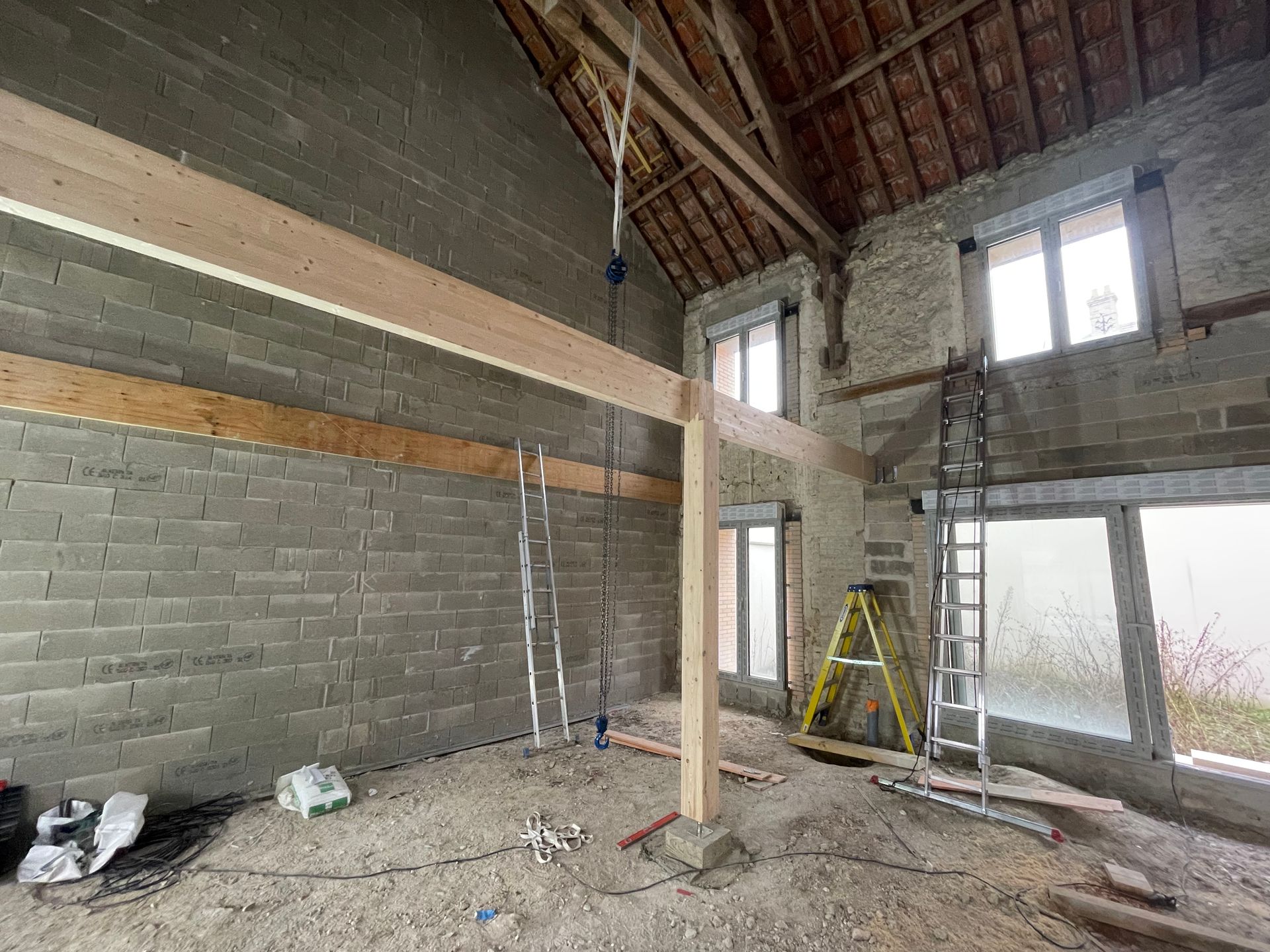 Travaux de construction de structure en bois dans une grange