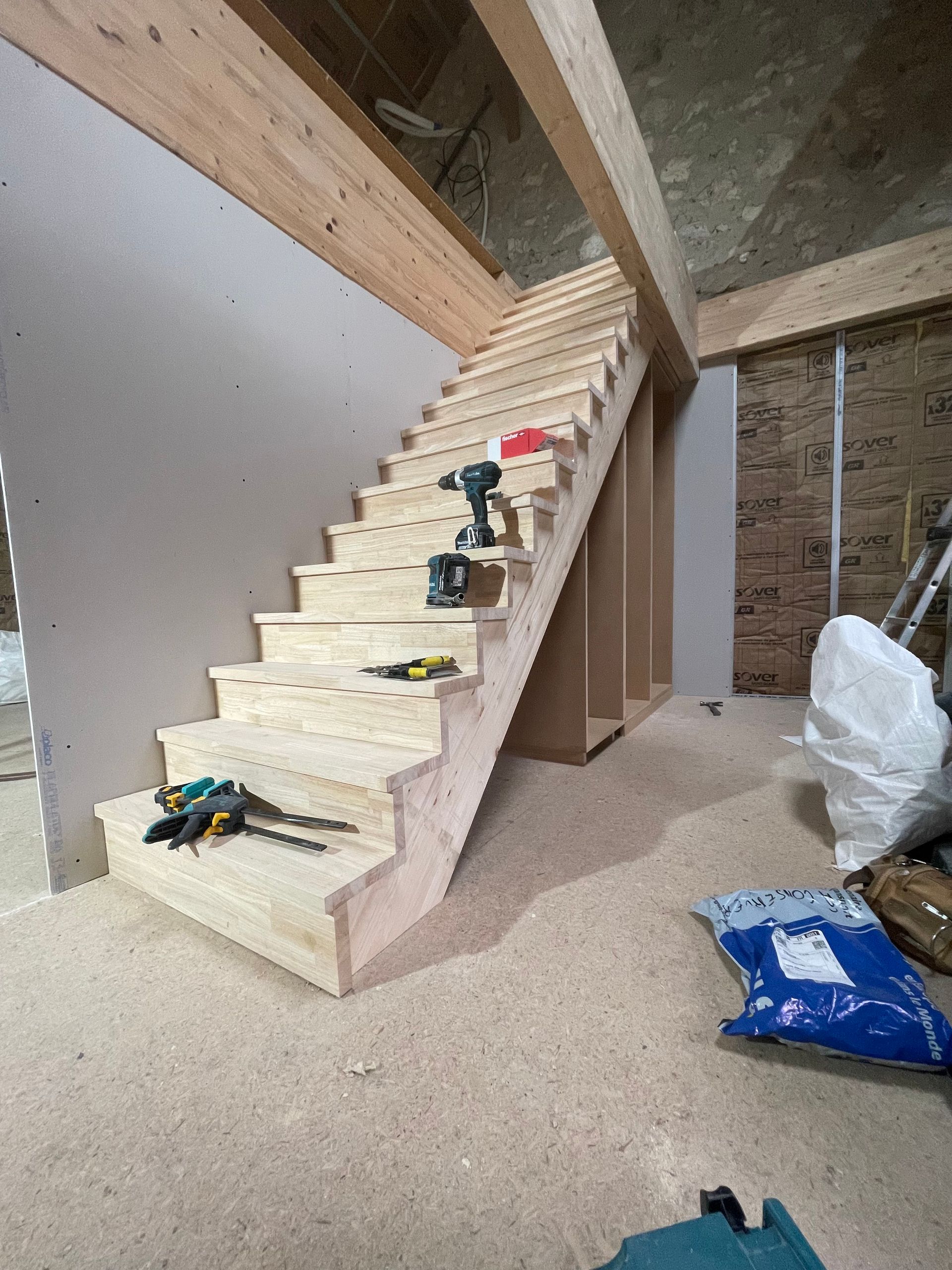 Pose d'escaliers en bois