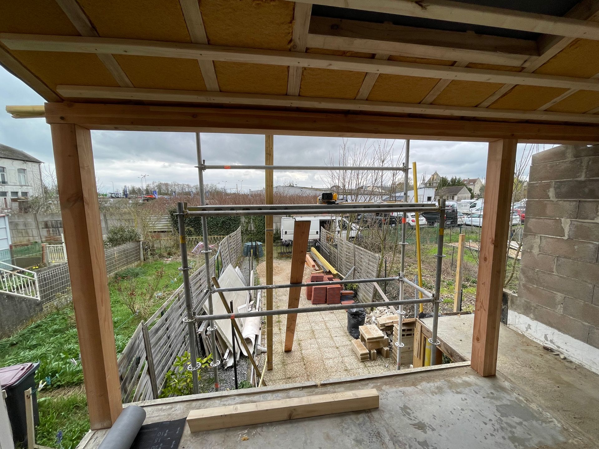 Isolation du dessous d'un toit d'un préau