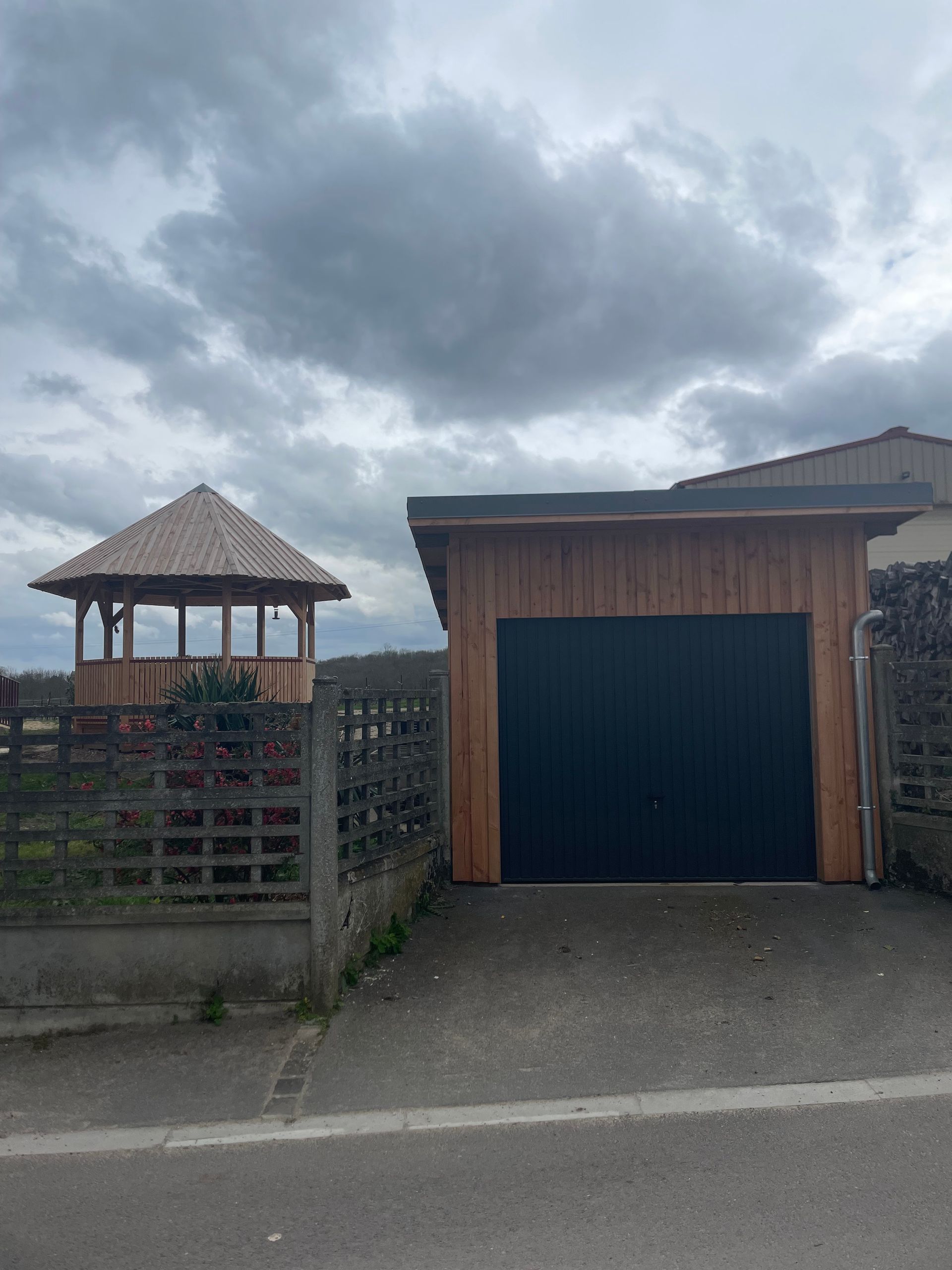 Kiosque balinais et garage