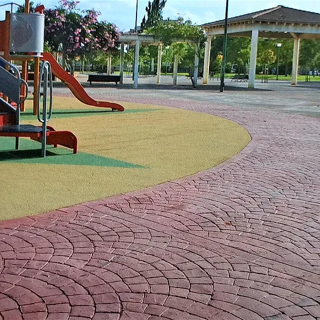 Un parque infantil con un tobogán rojo y escaleras.