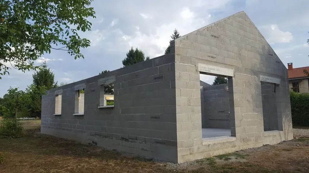 Les murs extérieurs d'une maison en construction bâtie avec des parpaings.