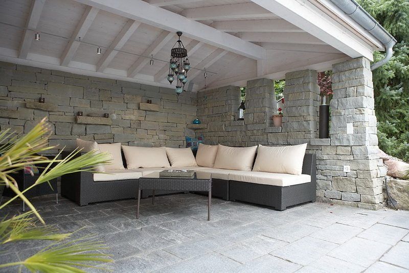 Terrasse mit Gartenmöbeln