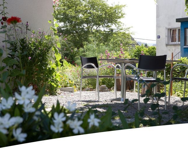 Tisch und Stühle in einem Garten